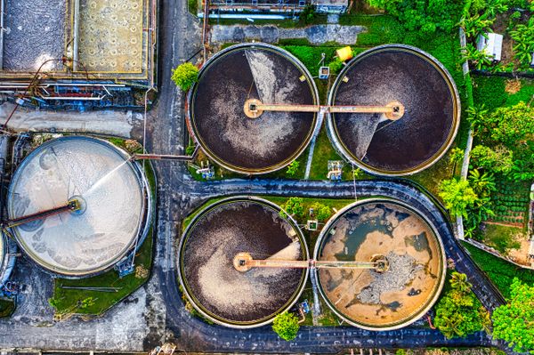 Water treatment facility with purification tanks